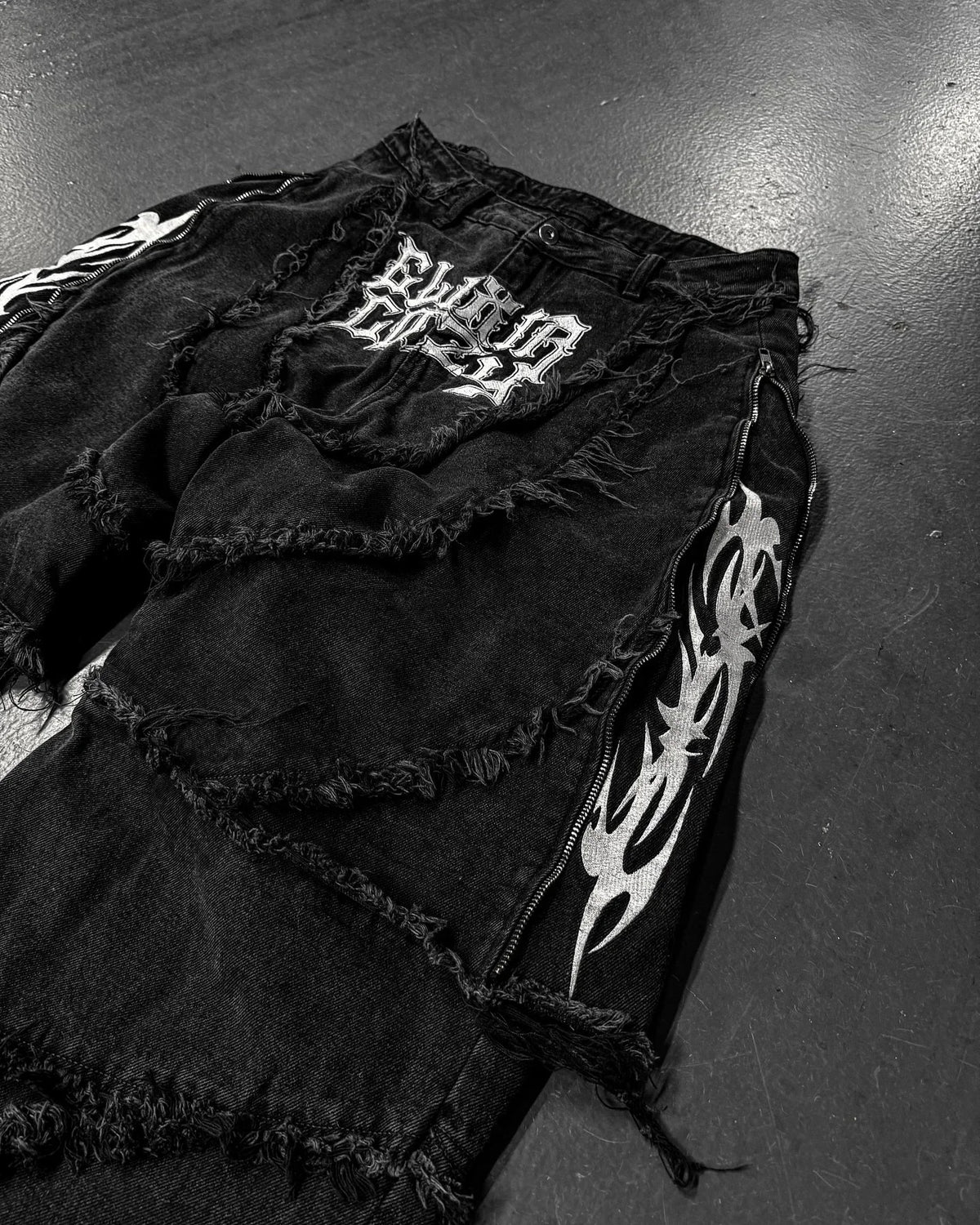 Men's Black Patchwork Embroidered Zipper-Panel Baggy Jeans